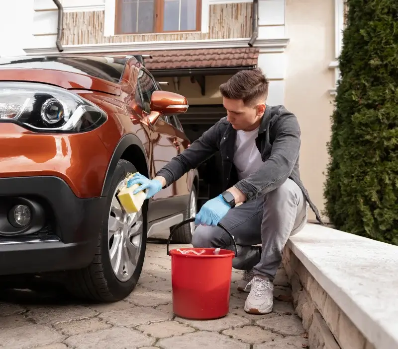Lavage auto à domicile Roset-Fluans : professionnel intervenant sur un véhicule